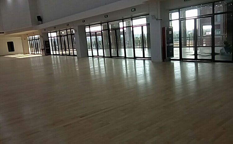 橡膠木籃球館木地板哪個牌子好？