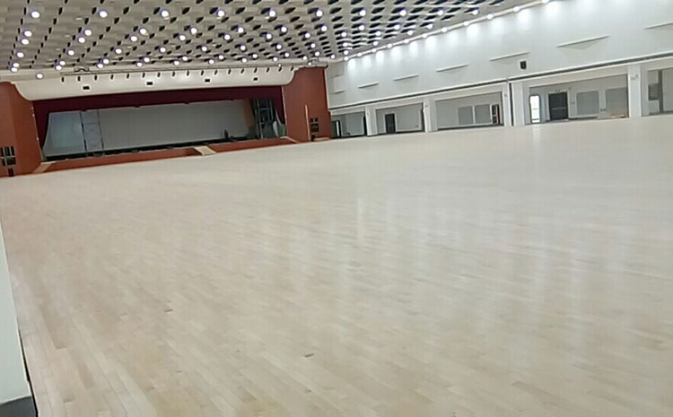 學(xué)校籃球運(yùn)動(dòng)地板怎么翻新？