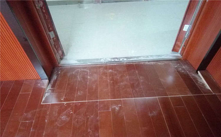 橡膠木風(fēng)雨操場(chǎng)地板品牌廠**