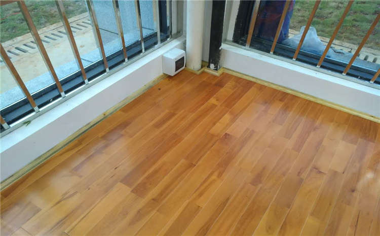 硬木企口風(fēng)雨操場(chǎng)運(yùn)動(dòng)地板造價(jià)是的多少？