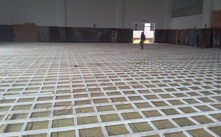 五角楓風(fēng)雨操場地板一般多少錢？