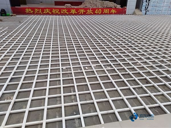 怎么防止籃球場專用實木地板出現(xiàn)劃痕？