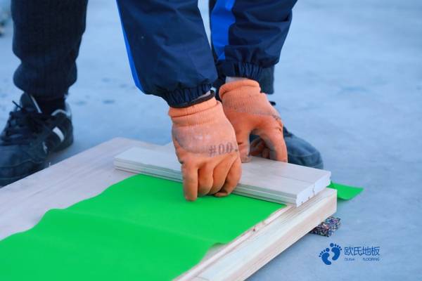 哪些原因會造成體育館實木運(yùn)動地板膨脹？